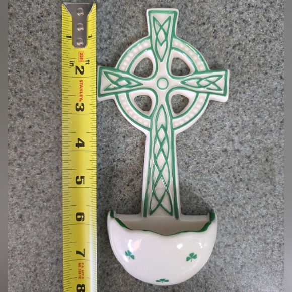 Glazed Ceramic Holy Water Font with ‘Kelly green’ painted accents. Wall Hung. - Picture 8 of 9